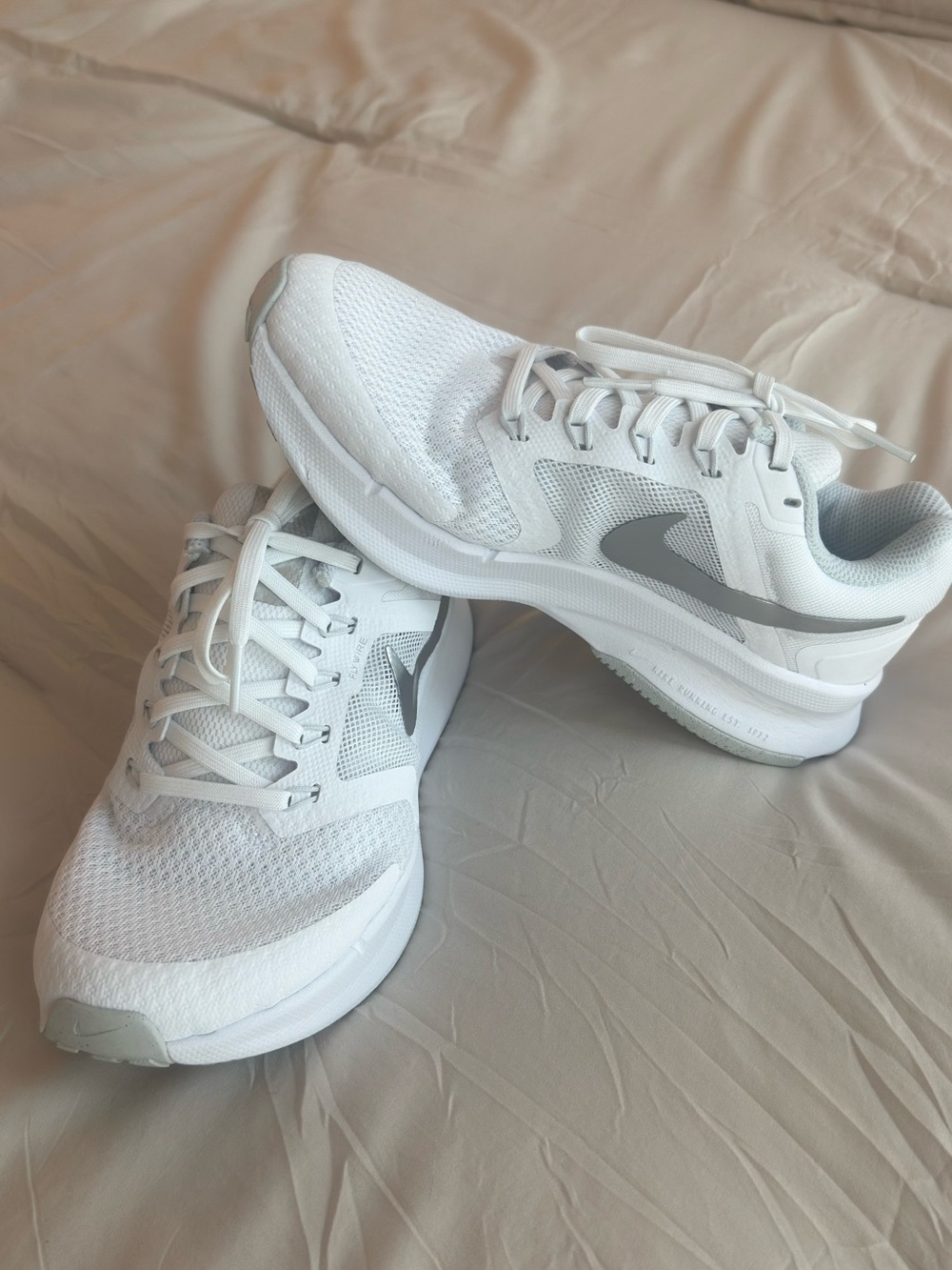 NIKE Women's White Mesh Running Shoes with Silver Swoosh